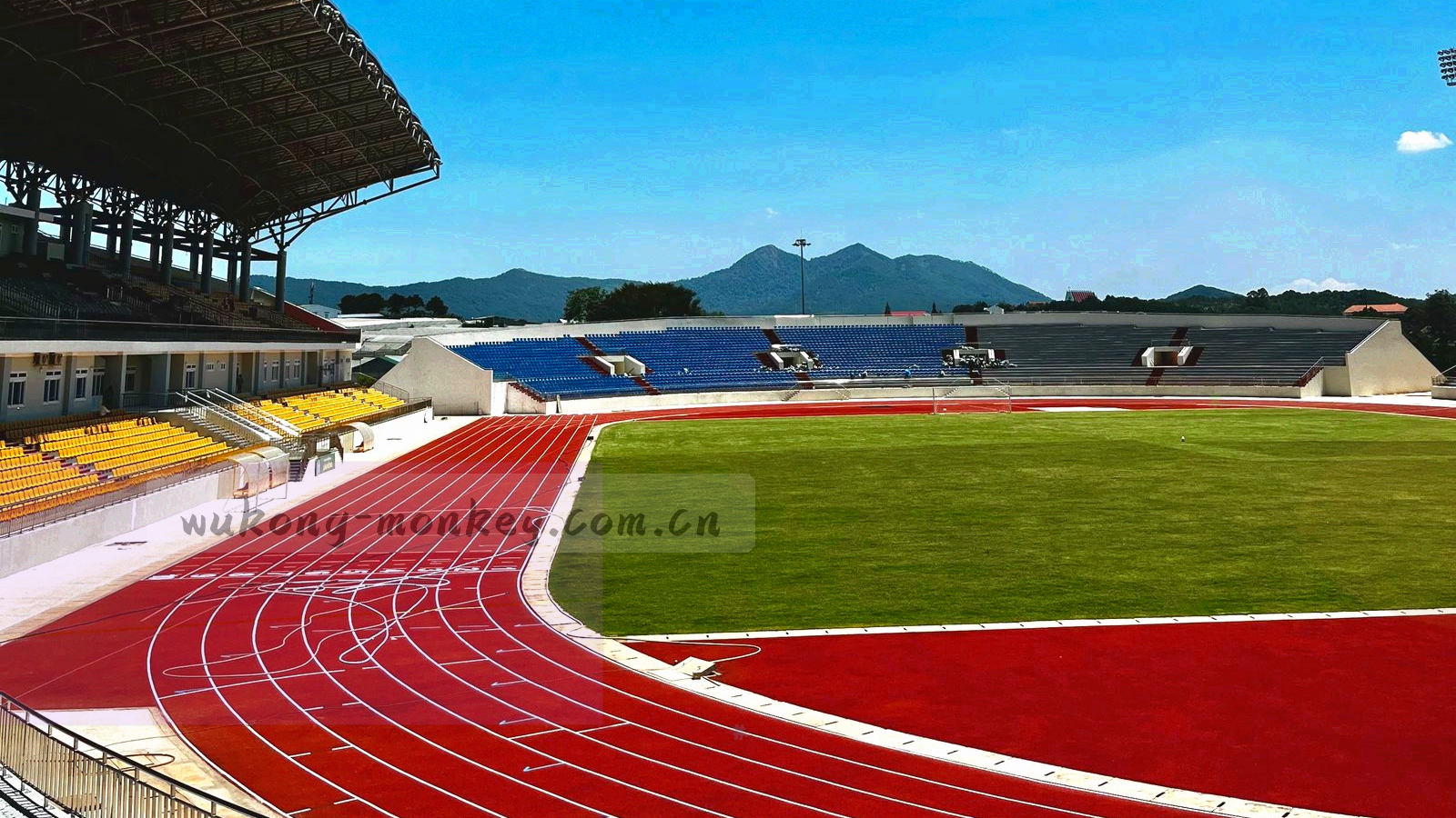 多块数据界面与赛场转播画面叠在一起，暗底冷光，一条斜线把画面切成两次次